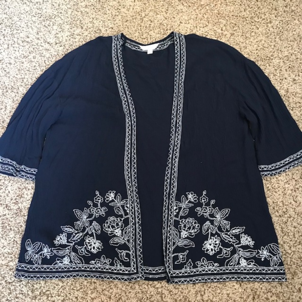 Navy floral embroidered 3/4 sleeve top large